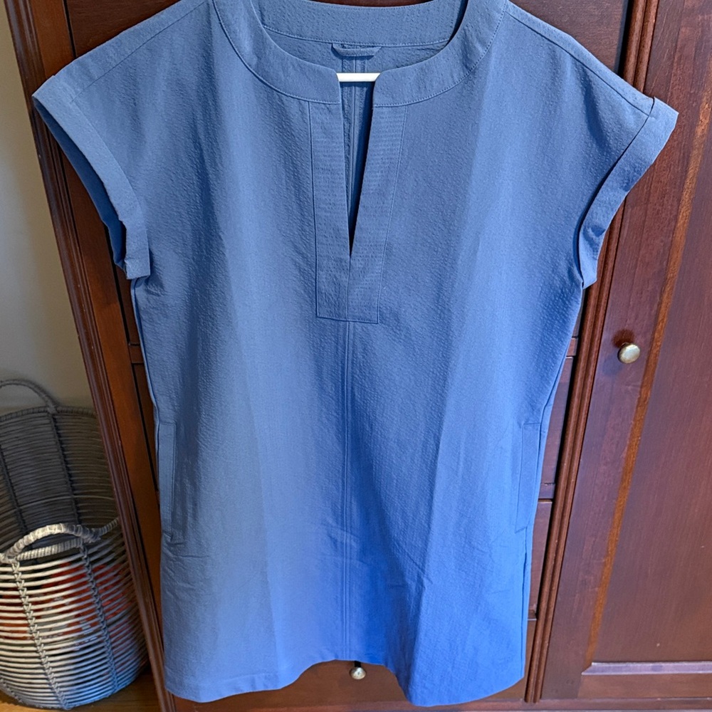 Women’s vineyard vines small performance dress. Worn once. Loved.